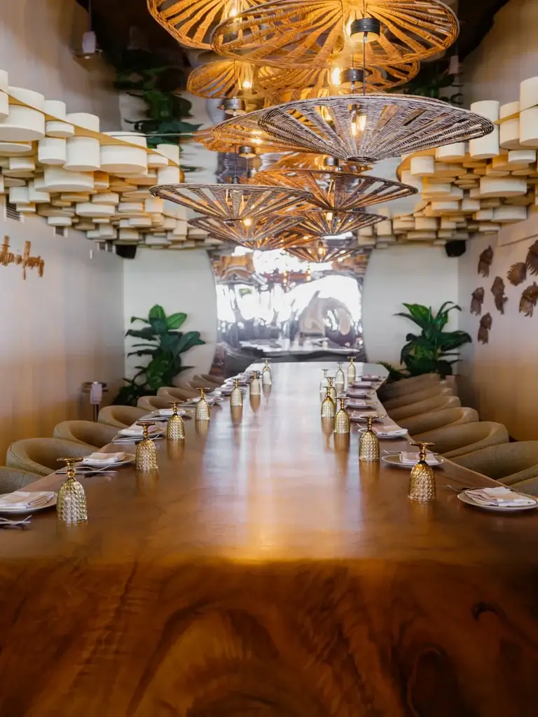 Reservado con mesa grande para grupos en El Senador Beach House