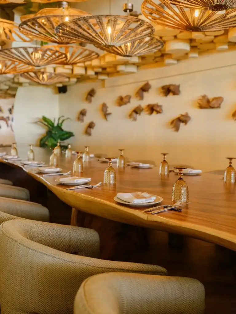 Reservado con mesa grande para grupos en El Senador Beach House
