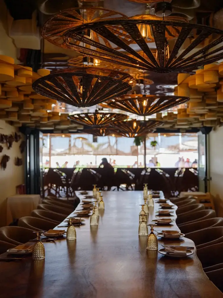 Reservado con mesa grande para grupos en El Senador Beach House