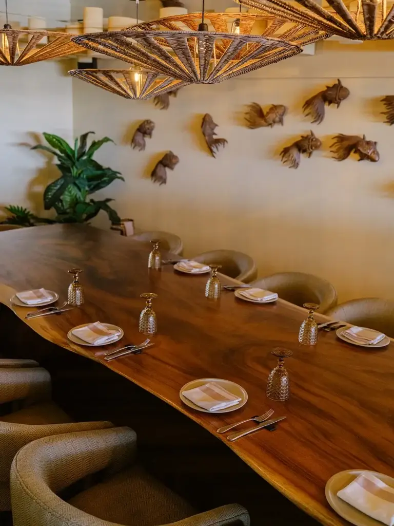 Reservado con mesa grande para grupos en El Senador Beach House
