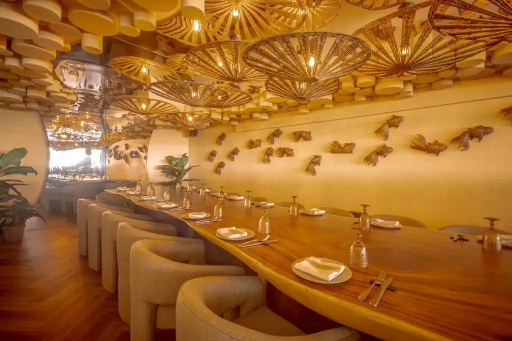 Reservado con mesa grande para grupos en El Senador Beach House