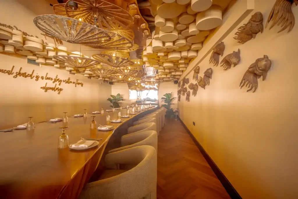 Reservado con mesa grande para grupos en El Senador Beach House