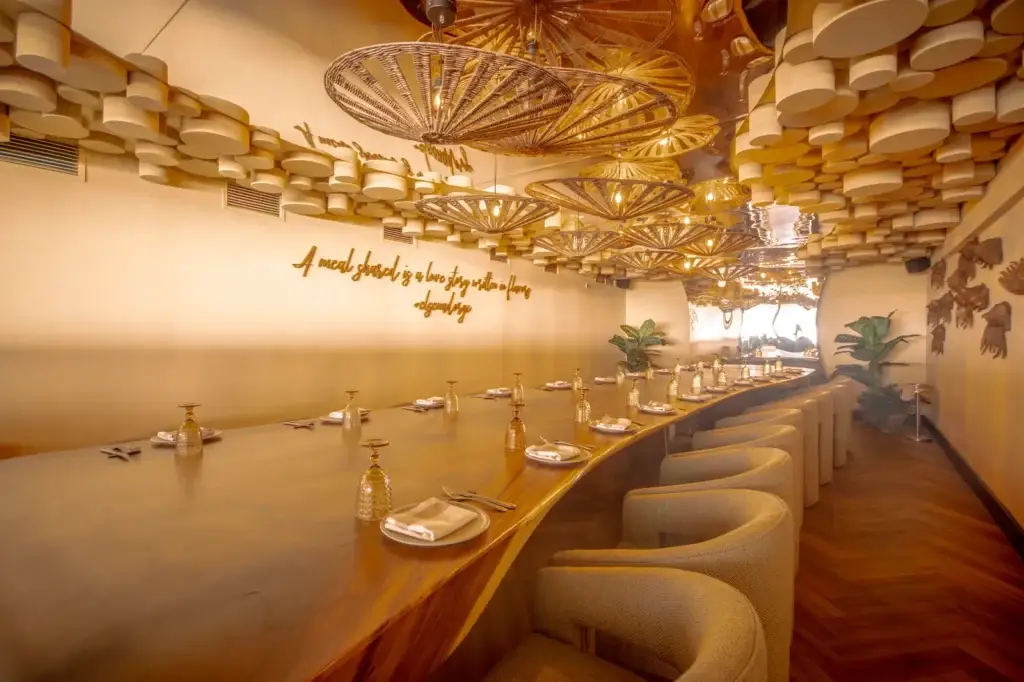 Reservado con mesa grande para grupos en El Senador Beach House