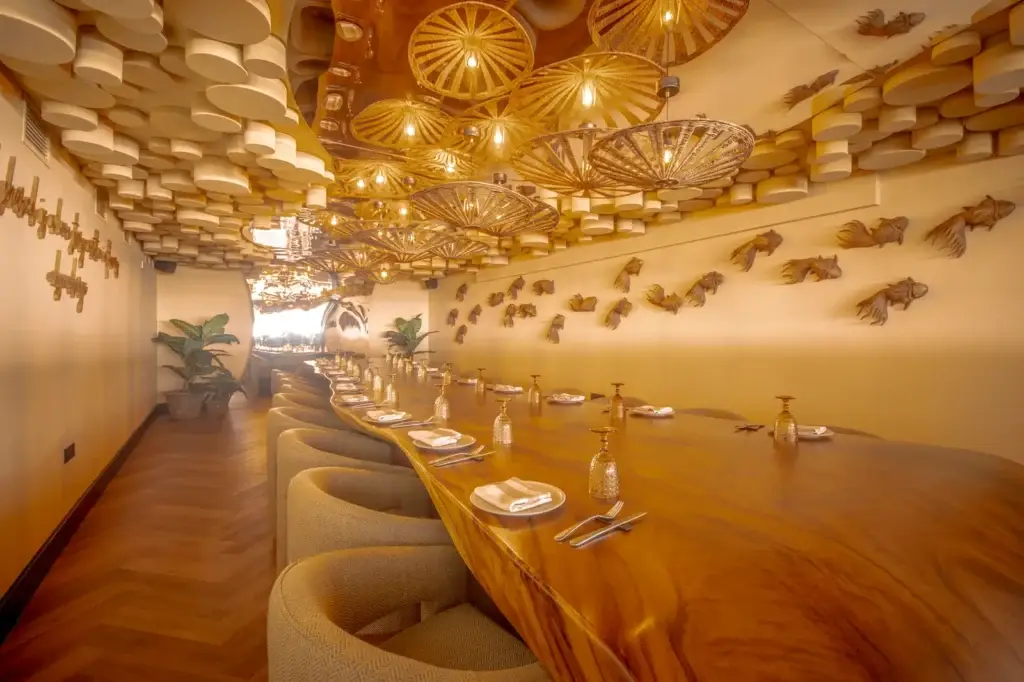 Reservado con mesa grande para grupos en El Senador Beach House