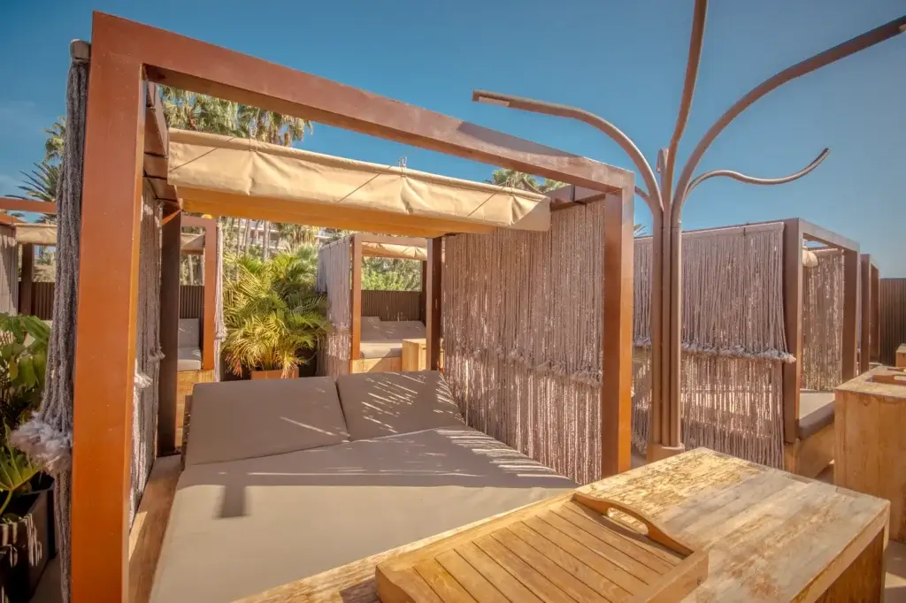 Sun Lounge con camas balinesas para eventos frente al mar en Maspalomas