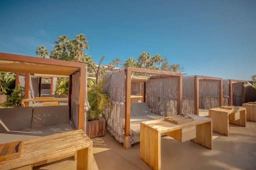 Sun Lounge con camas balinesas para eventos frente al mar en Maspalomas